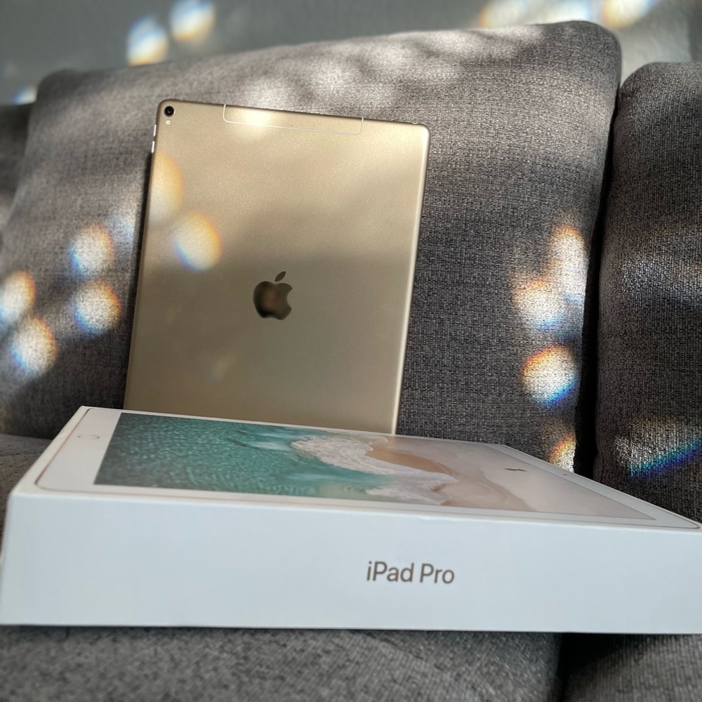 **SOLD** iPad Pro (WiFi + Cellular)